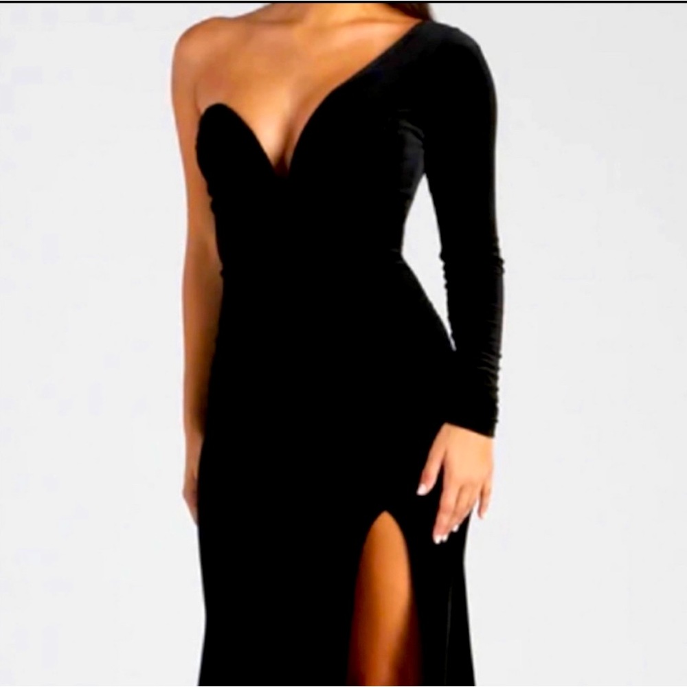 Prom dress black velvet off the shoulder and one sleeve
